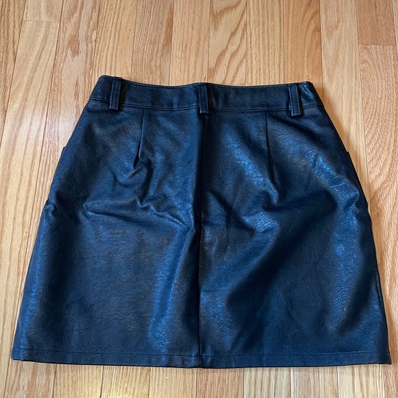 Faux leather black mini skirt (s) - Picture 2 of 2